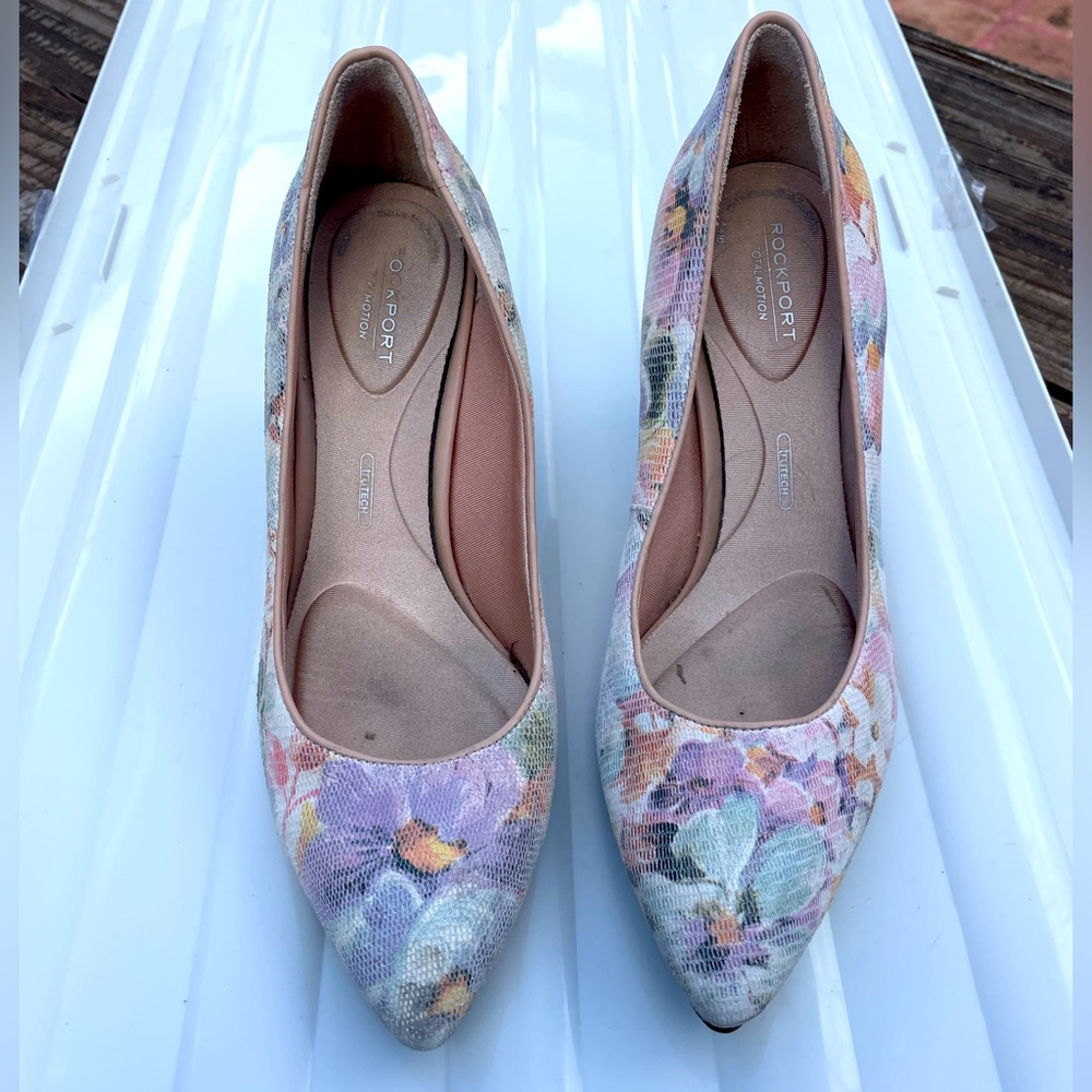 Rockport heel, comfortable pointed toe heel. Never worn great condition!